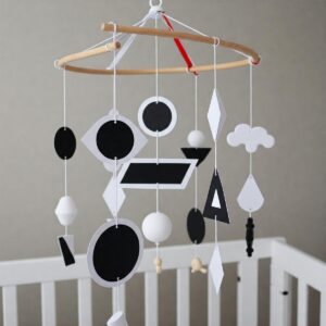  A high-contrast black and white mobile, a stimulating Montessori visual toy for infants around 6 months old.