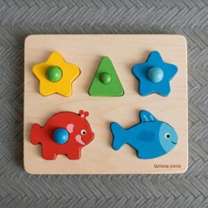 Simple wooden puzzle illustration, a fantastic and safe toy option for babies between 6 and 12 months to encourage problem-solving.